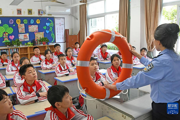 5月10日,民警在浙江省台州市仙居县第五小学向学生讲解防溺水和心肺复苏急救等知识。(新华社发 王华斌摄).jpg 5月10日,民警在浙江省台州市仙居县第五小学向学生讲解防溺水和心肺复苏急救等知识。(新华社发 王华斌摄).jpg
