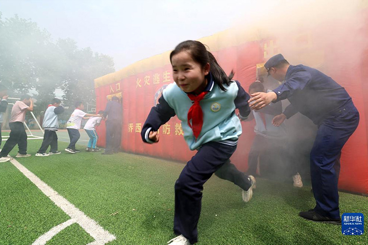 5月10日,消防员组织石家庄市桥西区城角街小学的学生们进行火灾逃生模拟演练。(新华社发 梁子栋摄).jpg 5月10日,消防员组织石家庄市桥西区城角街小学的学生们进行火灾逃生模拟演练。(新华社发 梁子栋摄).jpg