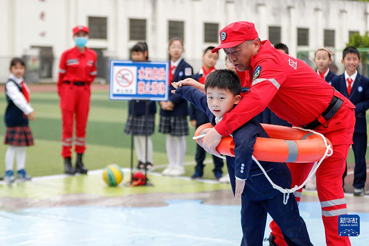5月10日,在安徽省黄山市屯溪东城实验小学,学生在学习溺水的自救方式。(新华社发 施亚磊摄).jpg 5月10日,在安徽省黄山市屯溪东城实验小学,学生在学习溺水的自救方式。(新华社发 施亚磊摄).jpg